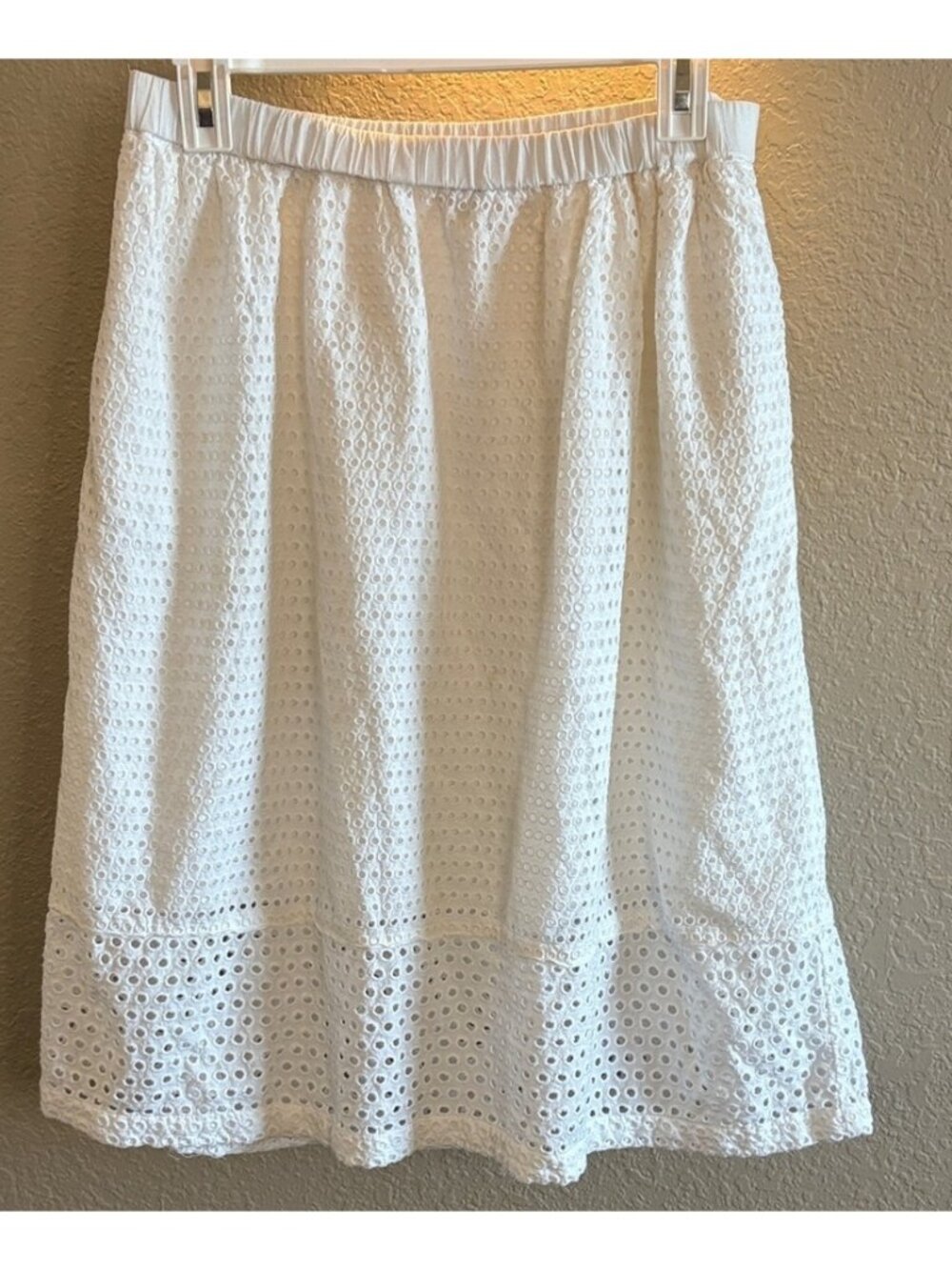 White A-Line Eyelet Knee-Length Skirt/ Size 6(generous)👩